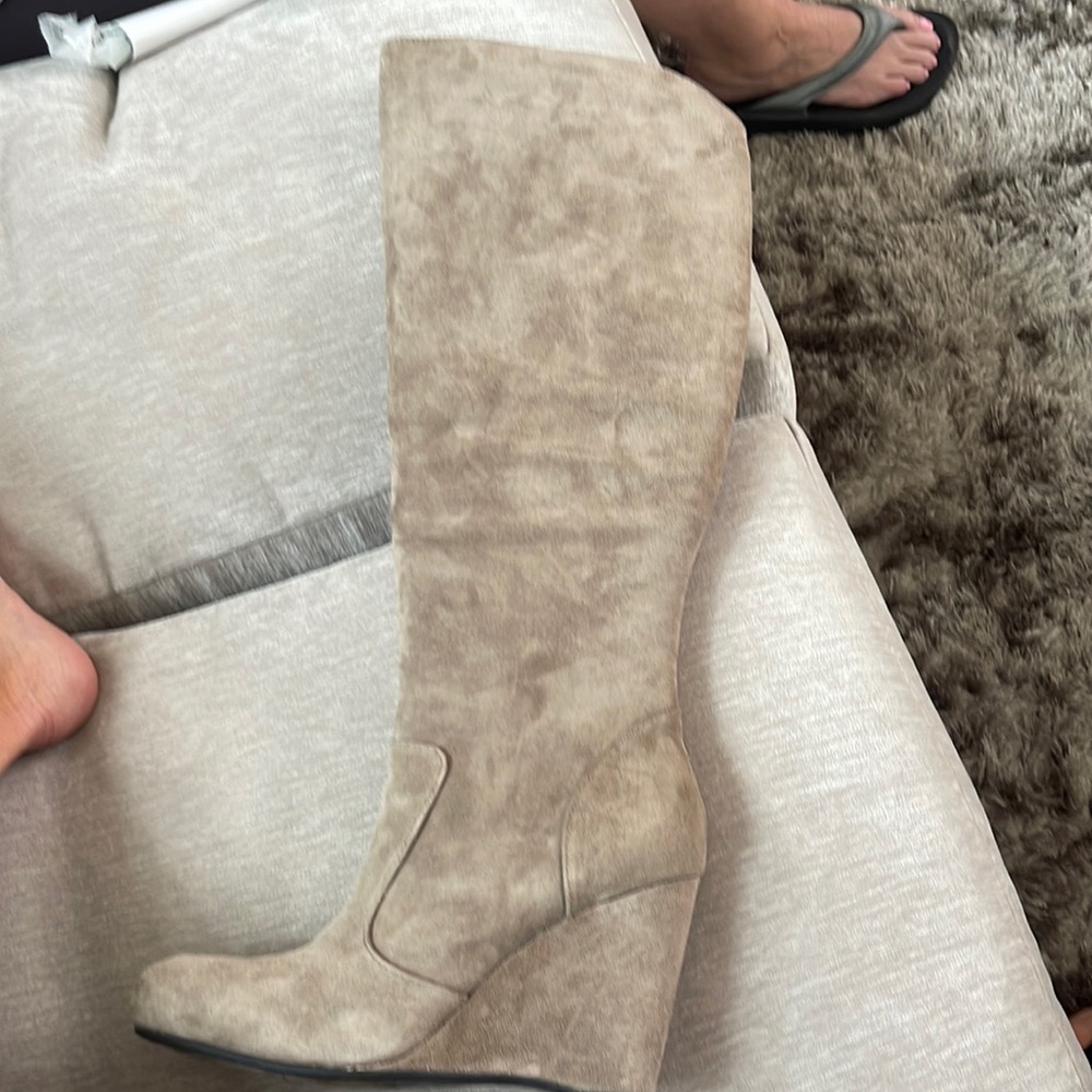 Born Crown boots. Never worn. Size 8.5